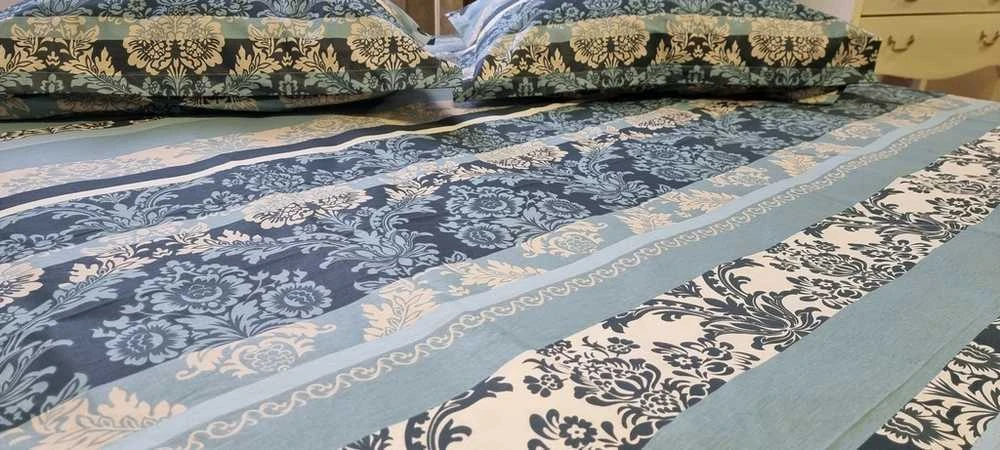 100 proc. medvilnės patalynės komplektas - Antklodės užvalkalas 140x200 cm. + 1 pagalvės užvalkalas 50x70 cm. be užtrauktuko.