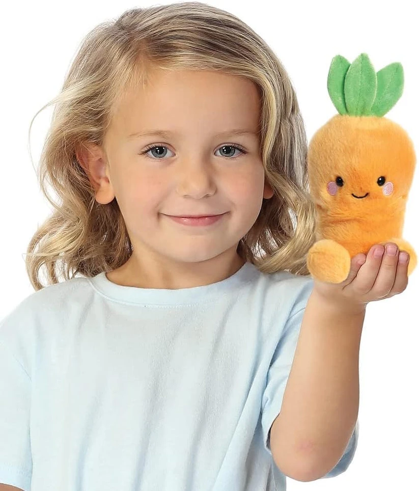 AURORA PALM PALS Pliušinė morka, 13 cm aprašymas - Prekės nuotrauka