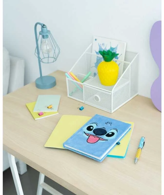 „Disney Stitch“ – pliušinis užrašų knygelė A5 formatu + žibintuvėlis-tušinukas iš tropikų kolekcijos
