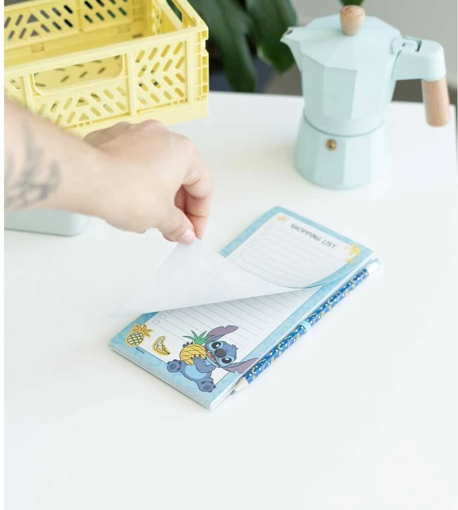 ERIK „Disney Stitch Tropical“ – magnetinė užrašų knygelė / pirkinių sąrašas šaldytuvui + pieštukas (10 x 21 cm)