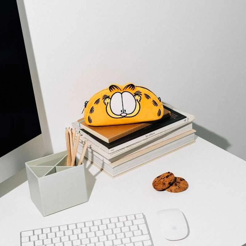 ERIK Garfield push pencil case