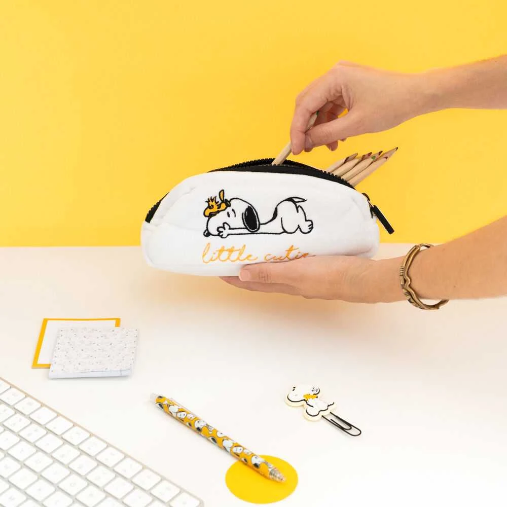 Snoopy - pliušinis pieštukų dėklas aksesuarams iš „Lazy Days“ kolekcijos