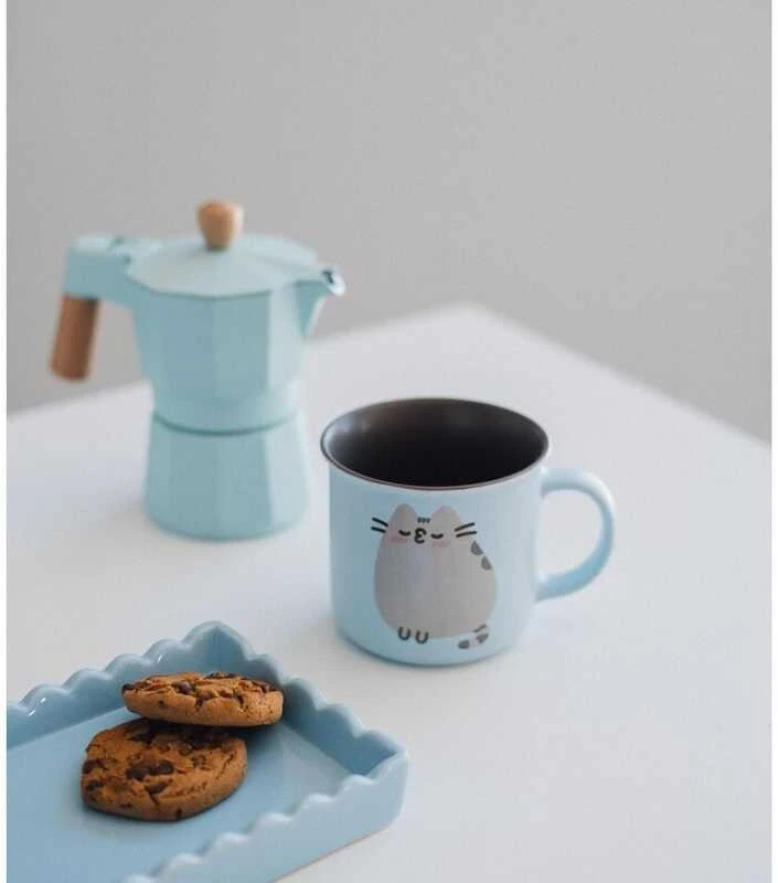 Pusheen - 380 ml keraminis puodelis iš „Purrfect Love“ kolekcijos.
