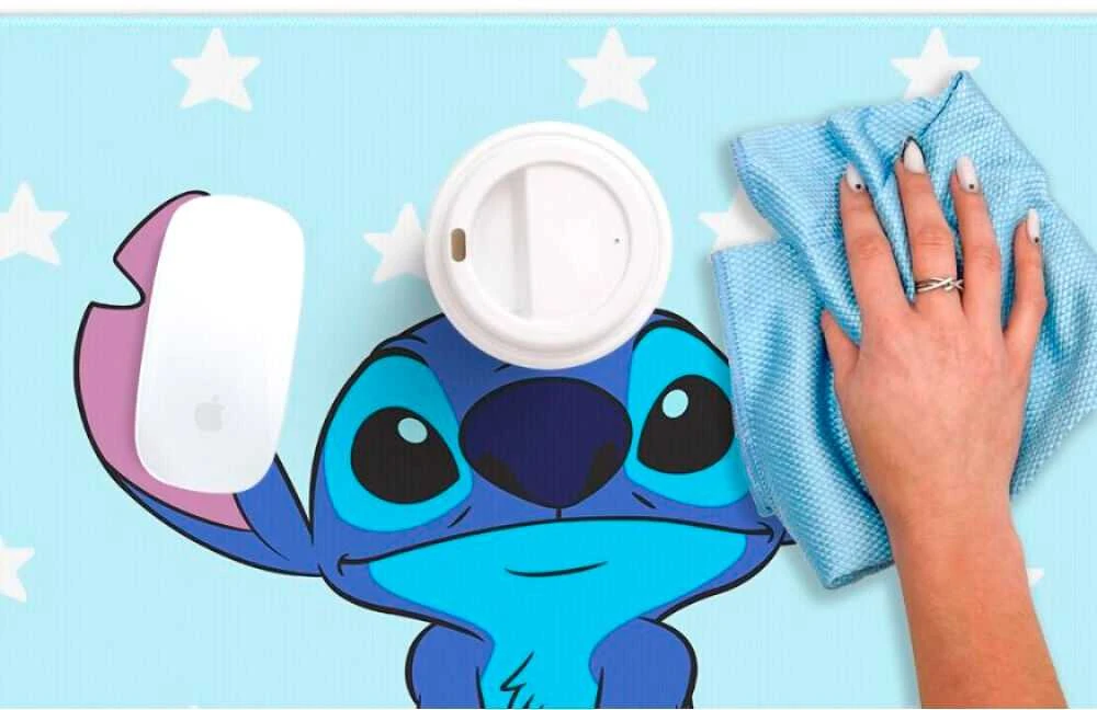 Stitch kompiuterio stalo kilimėlis valymo metu