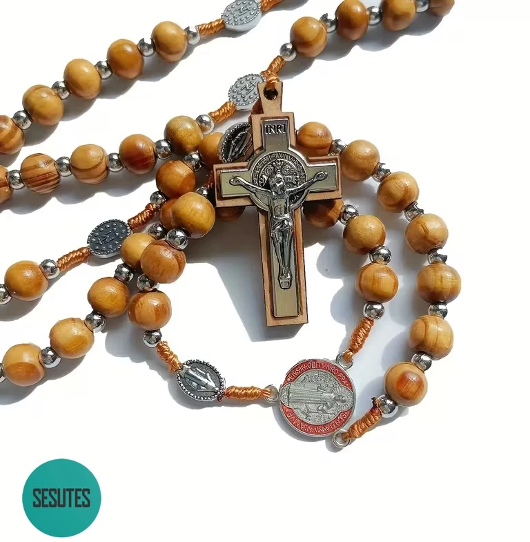 Medinis rožančius su kryželiu suvertas ant virvelės. Prayer