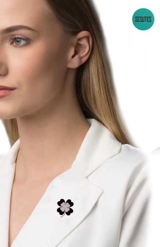 Unikalaus dizaino sagė , Juodas Clover