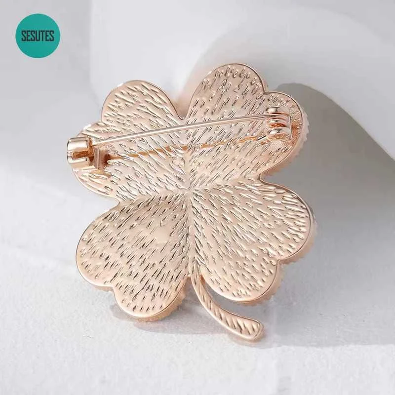 Unikalaus dizaino sagė , Juodas Clover
