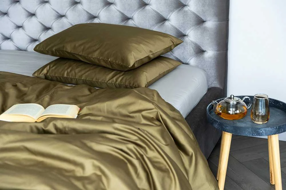 MIEGO GURU PREMIUM satino paklodė be gumos “Royal Olive” (TC300) 180x220cm