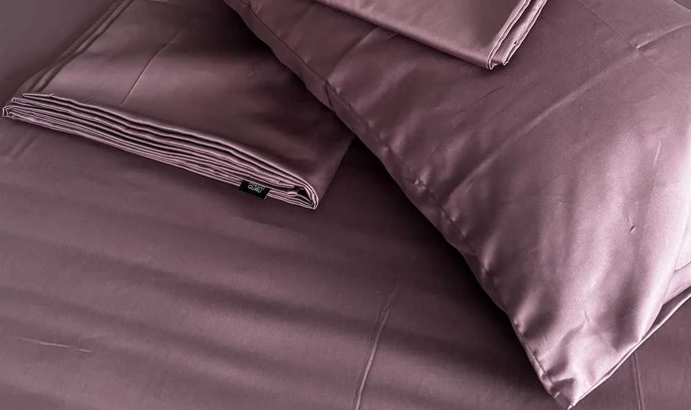 MIEGO GURU PREMIUM satino paklodė be gumos “Plum” (TC300) 180x220cm