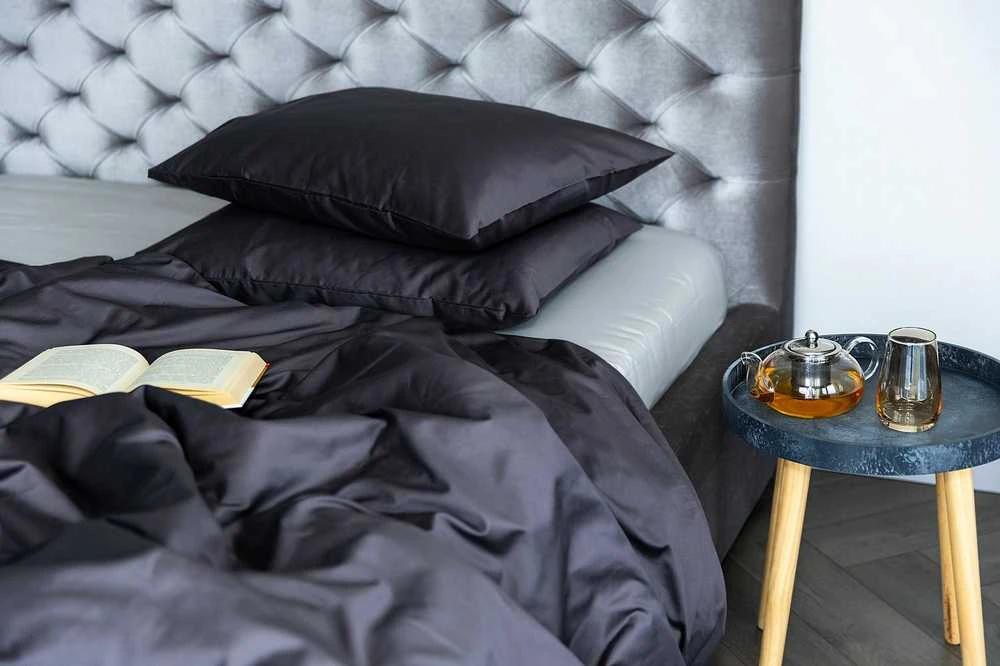 MIEGO GURU PREMIUM satino paklodė su guma “Ash Gray” (TC300) 140x200cm