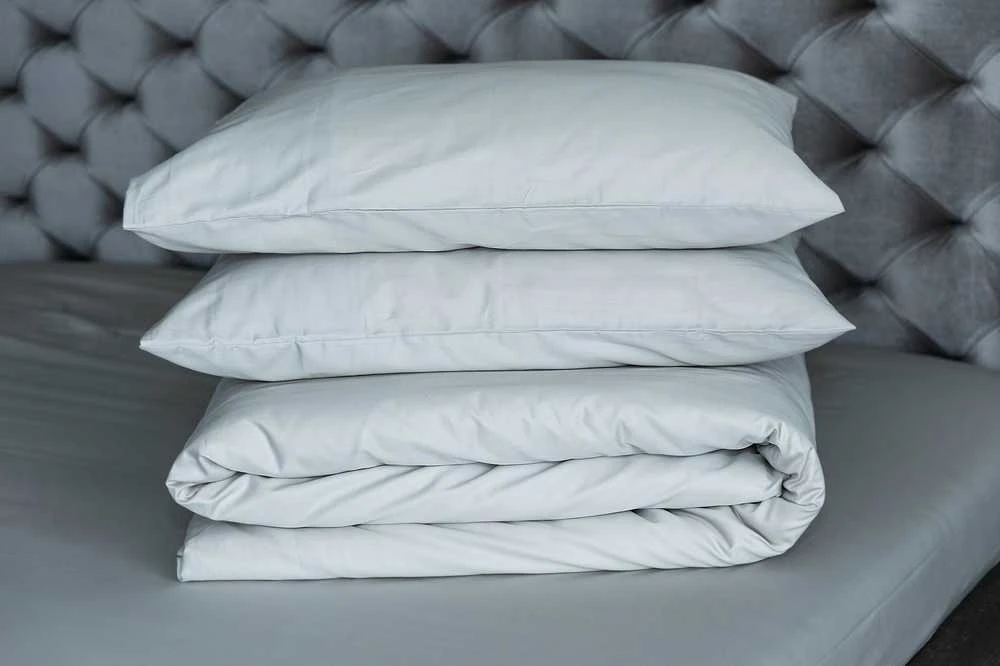 MIEGO GURU PREMIUM satino patalynės komplektas “Off baltas-pilka” (TC300) 140x200cm