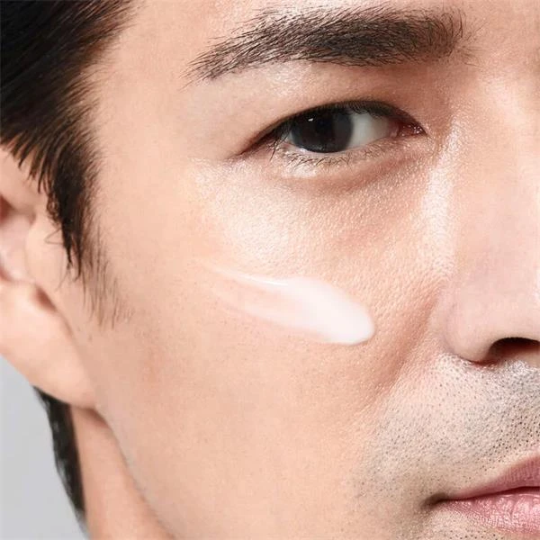 Veido kremas Shiseido Men Energizing Moisturizer Extra Light Fluid, 100 ml