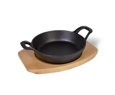 Fissman Keptuvė 18x4,5cm su dviem rankenėlėmis ant medinio stovo (ketaus)