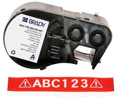 Brady M4C-750-595-RD-WT, raudona, balta, lipni spausdintuvo etiketė, ištisinė etiketė, vinilas, terminio perkėlimo etiketė, akrilas