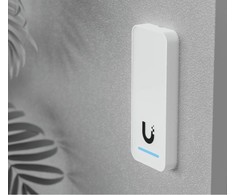 „Ubiquiti UniFi Access“ antros kartos kompaktiškas vidinis/išorinis skaitytuvas organizacijoms su integruotu pasveikinimo garsiakalbiu ir LED blykste.