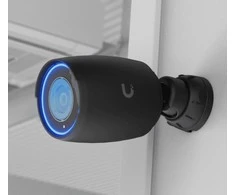 UBIQUITI AI PRO Juodas 4K POE kamera, skirta naudoti viduje ir lauke, su 3 kartų optiniu priartinimu, didelio nuotolio infraraudonųjų spindulių naktiniu matymu ir patobulintomis dirbtinio intelekto aptikimo galimybėmis.