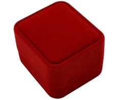 Aksominė raudona dovanų dėžutė papuošalams