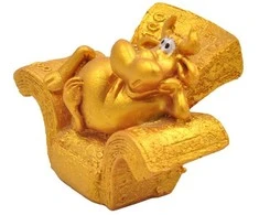 Statulėlė Jautis fotelyje, 7,5 cm - 2