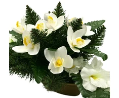 Vėlinių puokštė iš baltų dirbtinių kardelių ir orchidėjų žiedų