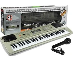 Pilkas muzikinis pianinas su mikrofonu