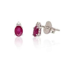Auksiniai auskarai su brangakmeniais. Metalas: Baltas Auksas. Praba: 585°. Akmuo: Briliantai , Rubinas - 1.46 g. - 7 mm. - Briliantai (0,036Ct), Rubinas (0,629Ct)