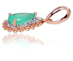 Auksinis pakabukas su brangakmeniais. Metalas: Raudonas Auksas. Praba: 585°. Akmuo: Briliantai , Smaragdas - 0.5 g. - 16 mm. - Briliantai (0,034Ct), Smaragdas (0,304Ct)