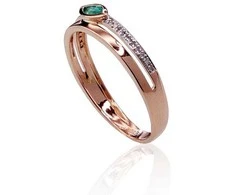 Auksinis žiedas su brangakmeniais. Metalas: Raudonas Auksas. Praba: 585°. Akmuo: Briliantai , Smaragdas - 18.5 - 1.51 g. - Briliantai (0,055Ct), Smaragdas (0,157Ct)