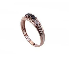 Auksinis žiedas su brangakmeniais. Metalas: Raudonas Auksas. Praba: 585°. Akmuo: Briliantai , Safyras - 18 - 1.91 g. - Briliantai (0,02Ct), Safyras (0,307Ct)