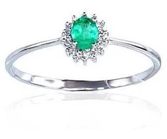 Auksinis žiedas su brangakmeniais. Metalas: Baltas Auksas. Praba: 585°. Akmuo: Briliantai , Smaragdas - 17 - 0.86 g. - Briliantai (0,038Ct), Smaragdas (0,157Ct)
