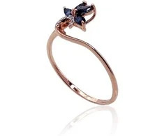 Auksinis žiedas su brangakmeniais. Metalas: Raudonas Auksas. Praba: 585°. Akmuo: Briliantai , Safyras - 17.5 - 1.07 g. - Briliantai (0,014Ct), Safyras (0,39Ct)