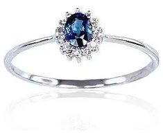 Auksinis žiedas su brangakmeniais. Metalas: Baltas Auksas. Praba: 585°. Akmuo: Briliantai , Safyras - 17 - 0.84 g. - Briliantai (0,038Ct), Safyras (0,25Ct)