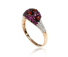 Auksinis žiedas su brangakmeniais. Metalas: Raudonas Auksas. Praba: 585°. Akmuo: Briliantai , Rubinas , Granatas - 18 - 2.33 g. - Briliantai (0,09Ct), Rubinas (0,495Ct), Granatas (0,846Ct)