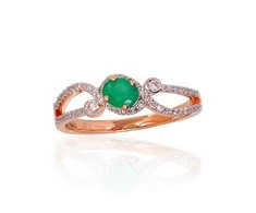 Auksinis žiedas su brangakmeniais. Metalas: Raudonas Auksas. Praba: 585°. Akmuo: Briliantai , Smaragdas - 17.5 - 2.4 g. - Briliantai (0,182Ct), Smaragdas (0,36Ct)