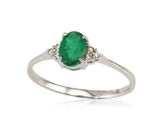 Auksinis žiedas su brangakmeniais. Metalas: Baltas Auksas. Praba: 585°. Akmuo: Briliantai , Smaragdas - 16 - 1.24 g. - Briliantai (0,036Ct), Smaragdas (0,438Ct)