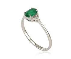 Auksinis žiedas su brangakmeniais. Metalas: Baltas Auksas. Praba: 585°. Akmuo: Briliantai , Smaragdas - 16 - 1.24 g. - Briliantai (0,036Ct), Smaragdas (0,438Ct)