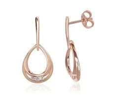 Auksiniai auskarai su brangakmeniais. Metalas: Raudonas Auksas. Praba: 585°. Akmuo: Briliantai - 2.6 g. - 24 mm. - Briliantai (0,09Ct)