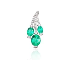 Auksinis pakabukas su brangakmeniais. Metalas: Baltas Auksas. Praba: 585°. Akmuo: Briliantai , Smaragdas - 1.2 g. - 20 mm. - Briliantai (0,125Ct), Smaragdas (1,127Ct)