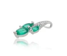 Auksinis pakabukas su brangakmeniais. Metalas: Baltas Auksas. Praba: 585°. Akmuo: Briliantai , Smaragdas - 1.2 g. - 20 mm. - Briliantai (0,125Ct), Smaragdas (1,127Ct)