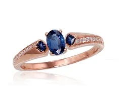 Auksinis žiedas su brangakmeniais. Metalas: Raudonas Auksas. Praba: 585°. Akmuo: Briliantai , Safyras - 18 - 2.88 g. - Briliantai (0,089Ct), Safyras (0,68Ct)