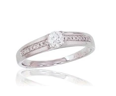 Auksinis žiedas su brangakmeniais. Metalas: Baltas Auksas. Praba: 585°. Akmuo: Briliantai - 18 - 2.07 g. - Briliantai (0,21Ct)