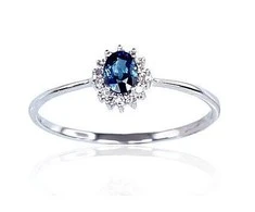 Auksinis žiedas su brangakmeniais. Metalas: Baltas Auksas. Praba: 585°. Akmuo: Briliantai , Safyras - 16 - 0.82 g. - Briliantai (0,04Ct), Safyras (0,258Ct)