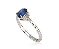 Auksinis žiedas su brangakmeniais. Metalas: Baltas Auksas. Praba: 585°. Akmuo: Briliantai , Safyras - 16 - 1.27 g. - Briliantai (0,036Ct), Safyras (0,588Ct)