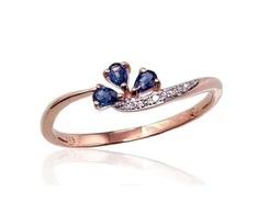 Auksinis žiedas su brangakmeniais. Metalas: Raudonas Auksas. Praba: 585°. Akmuo: Briliantai , Safyras - 17 - 1.32 g. - Briliantai (0,022Ct), Safyras (0,241Ct)