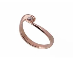 Auksinis žiedas su brangakmeniais. Metalas: Raudonas Auksas. Praba: 585°. Akmuo: Briliantai - 17.5 - 2.64 g. - Briliantai (0,13Ct)