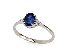 Auksinis žiedas su brangakmeniais. Metalas: Baltas Auksas. Praba: 585°. Akmuo: Briliantai , Safyras - 15.5 - 1.43 g. - Briliantai (0,04Ct), Safyras (0,526Ct)