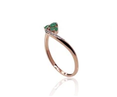 Auksinis žiedas su brangakmeniais. Metalas: Raudonas Auksas. Praba: 585°. Akmuo: Briliantai , Smaragdas - 15.5 - 1.14 g. - Briliantai (0,019Ct), Smaragdas (0,14Ct)