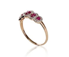 Auksinis žiedas su brangakmeniais. Metalas: Raudonas Auksas. Praba: 585°. Akmuo: Briliantai , Rubinas - 18 - 1.68 g. - Briliantai (0,133Ct), Rubinas (0,577Ct)
