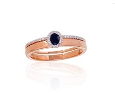 Auksinis žiedas su brangakmeniais. Metalas: Raudonas Auksas. Praba: 585°. Akmuo: Briliantai , Safyras - 17.5 - 3.43 g. - Briliantai (0,112Ct), Safyras (0,275Ct)