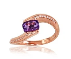Auksinis žiedas su brangakmeniais. Metalas: Raudonas Auksas. Praba: 585°. Akmuo: Briliantai , Ametistas - 18 - 3.36 g. - Briliantai (0,08Ct), Ametistas (0,62Ct)