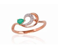 Auksinis žiedas su brangakmeniais. Metalas: Raudonas Auksas. Praba: 585°. Akmuo: Briliantai , Smaragdas - 16 - 1.6 g. - Briliantai (0,019Ct), Smaragdas (0,13Ct)